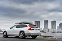 リアバンパーの下部もグレーとオレンジのパーツで飾られる。