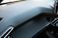 上質なインテリアの仕立ては今日のプジョーならでは。ダッシュボードにはあや織りやレザー調の加飾、ダミーではない本物のステッチが施される。