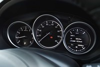 3連型のメーターパネル。左から、エンジン回転計、速度計、マルチインフォメーションディスプレイと並ぶ。
