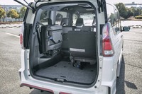 荷室の容量や使い勝手は、ノーマルの「セレナ」と代わらない。3列目シートは左右に跳ね上げて格納する。