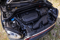 2リッター直4ターボエンジンの最高出力は306PS、最大トルクは450N・m。これは従来モデルを75PSと100N・m上回る数値。ロックアップ機構とローンチコントロール機能を備えた8段ATが組み合わされる。