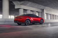 北米仕様車(2027年モデル)のリアビュー。写真は車体色がバイトーンカラーのモデルだが、従来型とは異なり、リアエンドはボディー同色になっている。より洗練された一方で、個性は薄まってしまった印象だ。