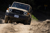 1984年の発売以来、一度もモデルチェンジすることなく販売されている「ランドクルーザー“70”」。ラダーフレームに前後リジッドアクスルの足まわり、前後直結のパートタイム式4WDと、昔ながらのクロスカントリー車のかたちを今日に受け継ぐモデルだ。