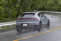 【ポルシェ・カイエンSクーペ】
ボディーサイズ:全長×全幅×全高=4930×1983×1678mm/ホイールベース:2895mm/車重:2250kg/駆動方式:4WD/エンジン:4リッターV8 DOHC 32バルブ ツインターボ/トランスミッション:8段AT/最高出力:474PS(349kW)/6800rpm/最大トルク:600N・m(61.2kgf・m)/2000-5000rpm/タイヤ:(前)285/40ZR22 110Y XL/(後)315/35ZR22 111Y XL(ピレリPゼロ)/燃費:13.4-12.5リッター/100km(約7.4-8.0km/リッター、WLTPモード)/価格:1644万円
【取材時の燃費データ】
テスト距離:285.6km(市街地2:高速道路6:山岳路2)/使用燃料:40.2リッター(ハイオクガソリン)/参考燃費:7.1km/リッター(満タン法)/7.2km/リッター(車載燃費計計測値)