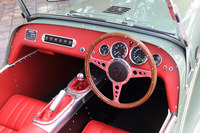 「スカーレットレッド」でコーディネートされたインテリア。スミス製のクロームメーターパネルや、モトリタ製のウッドリムステアリングホイールなどが装備される。