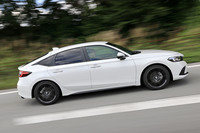 広々としたガラスエリアと相対的に薄く見えるボディー、水平基調のショルダーラインが織りなすサイドビュー。このデザインの方向性は、1983年に登場した3代目「シビック」、通称“ワンダーシビック”に着想を得たものだったという。