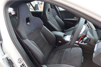 「M135 xDrive」に装着される「Mアルカンタラ/ヴェガンザ コンビネーションシート」。