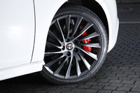 タイヤサイズは225/40R18。テスト車にはピレリPゼロ ロッソが装着されていた。鈍い光を放つホイールのデザインは専用品。