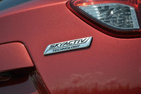 リアに輝く、「SKYACTIV(スカイアクティブ)」のエンブレム。マツダの次世代技術の総称である。