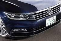 「Rライン」には縦桟入りのきらびやかなフロントグリルや、専用デザインの前後バンパー、リアスポイラー、サイドスカートなどの空力パーツが装備される。