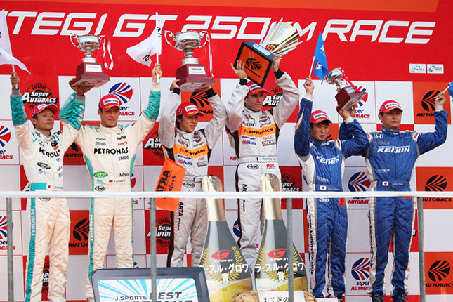 (写真左から)GT500クラス2位のNo.36 PETRONAS TOM'S SC430(脇阪寿一/A・ロッテラー)、優勝したNo.8 ARTA NSX(伊沢拓也/R・ファーマン)、そして3位のNo.17 KEIHIN NSX(塚越広大/金石年弘)。