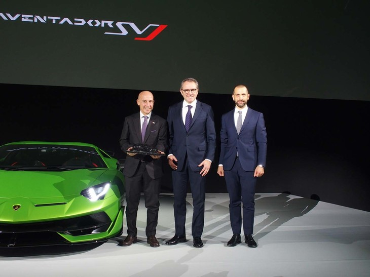 今回の発表のためにイタリアから来日したアウトモビリ・ランボルギーニCEO、ステファノ・ドメニカリ氏(写真中央)。