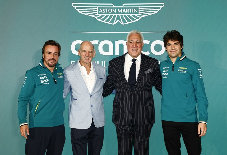 アストンマーティンは、オーナーのローレンス・ストロール(写真右から2番目)の強力なリーダーシップによりニューウェイ(同右から3番目)を獲得。ステアリングを握るのは、2度ワールドチャンピオンとなったフェルナンド・アロンソ(同左端)と、ローレンスの息子であるランス・ストロール(同右端)。(Photo=Aston Martin)
