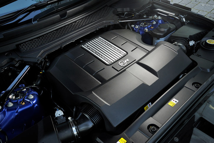 最高出力550ps、最大トルク69.3kgmを発生するスーパーチャージャー付き5リッターV8エンジン。