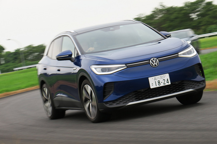 「Volkswagen Tech Day 2023」より、テストコースのハンドリング路にて軽快な走りを披露する「フォルクスワーゲンID.4」。