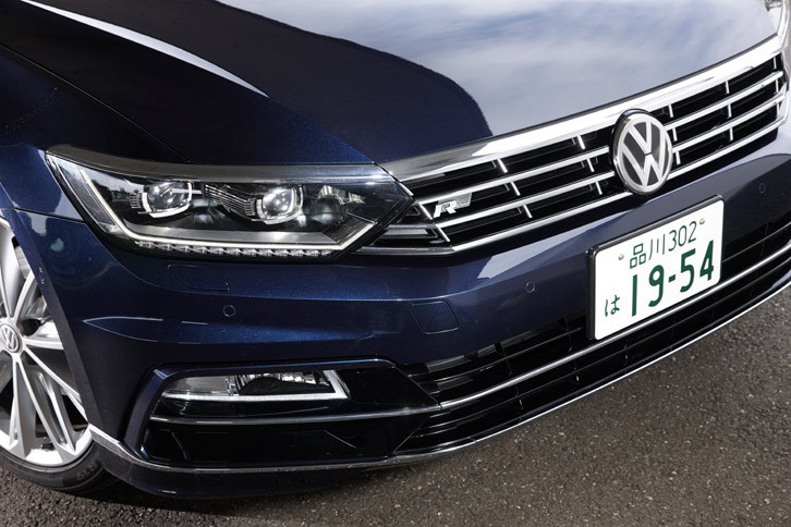 「Rライン」には縦桟入りのきらびやかなフロントグリルや、専用デザインの前後バンパー、リアスポイラー、サイドスカートなどの空力パーツが装備される。