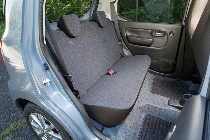 前席に比べると後席はだいぶ割り切った設計。座面も背もたれも見事にフラットだ。