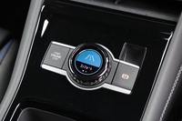 センターコンソールに置かれた「ドライビングエクスペリエンスコントロール」のスイッチ。オーディオの音量調整や、走行モードの選択、アンビエントライトやメーター表示の操作などが行える。
