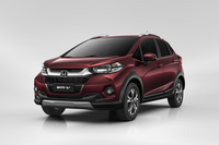 2016年11月にブラジルで発表された「WR-V」は、3代目「フィット」をベースに車高を引き上げ、クラッディングや前後にアンダーガード風のバンパーを装備するなどしてクロスオーバー化されたモデルだ。WR-Vの初代モデルとしてブラジルとインドで生産され、ディーゼル車もラインナップしていた。