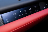 ダッシュボードにセンターモニターは備わらないものの、助手席の前にはパッセンジャーディスプレイを設置。助手席の乗員も、オーディオなどを操作できるようになっている。