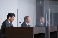 質疑応答において、報道陣の問いに答えるトヨタのメンバー。
