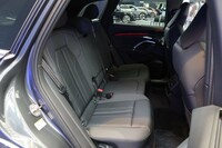 後席は前後方向にスライド調節できる。