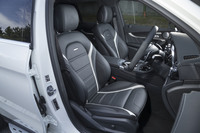 「GLC63 S 4MATIC+」ではナッパレザーのスポーツシートが標準装備。ヘッドレストにはAMGエンブレムがエンボス加工されている。