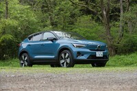 国内にはボルボのBEV第1弾として導入された「C40リチャージ」。現在ではシングルモーターのFWD車がラインナップに加わり、4WDとの2グレード構成になった。