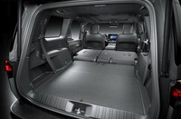 3列8人乗り仕様車の荷室を最大化した様子。