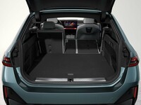 BMWが新型「5シリーズ ツーリング」発売 電気自動車とディーゼル車をラインナップの画像