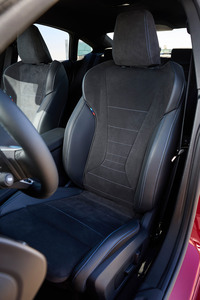 試乗車の「220」は「Mスポーツ」仕様のためスポーツシートを装備。インテリアのレザーフリー化を実現したのも新型の特徴だ。