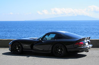 東伊豆道路にてちょいと記念撮影。記者の世代は、学生のころにちょうどシミュレーションゲームの『グランツーリスモ』で遊んでいた世代なので、実は知り合いのゲーマーの方が、記者より「バイパー」に詳しかったりした。