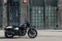 “ボバー”とは、余計なものをそぎ落として軽量化を図る往年のカスタムスタイルだ。「ショットガン650」には、そうしたカスタムモデルが持ち合わせていた意匠と走りが、現代風に解釈して取り入れられていた。