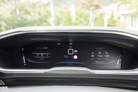 プジョーが“ヘッドアップディスプレイ”と呼ぶメーターパネル。写真はボビン式のエンジン回転計を表示したところ。