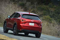 この手のSUVとしては、「CX-5」はフットワークの切れ味がいい。「G-ベクタリングコントロール」と内輪ブレーキがうまく連携しているのか、グイグイと曲がっていく。