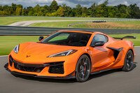 「Z07パフォーマンスパッケージ」は、カーボンファイバー製のリアウイングや、カーボンセラミックブレーキ、「ミシュラン・パイロットスポーツ カップ2」タイヤ、専用チューニングのマグネティックセレクティブライドコントロールなどからなるオプションパッケージだ。