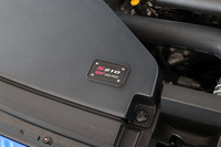 エアの吸入抵抗を低減させた「S210」専用のエアクリーナーシステム。エアクリーナーエレメントをはじめ、ダクトケースやインテークブーツなどが専用設計されている。