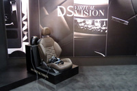 ブースには、カスタマイズした車両の仕様を“疑似体験”で確認できるバーチャルショールーム「DSバーチャルビジョン」も設けられていた。