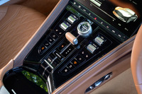 センターコンソールには各種スイッチ類がずらりと並ぶ。スタート/ストップスイッチを囲むダイヤルがドライブモードセレクター。