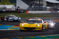 2018年のルマン24時間レースにて、ライバルである「フォードGT」と接戦を演じる「シボレー・コルベット」。