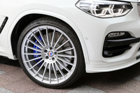 テスト車にはオプションで用意される鍛造の「ALPINA CLASSIC 22インチホイール」が装着されていた。