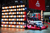 大量に飾られたちょうちんと「デリカミニDELIMARU FESTA」。