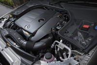 低回転域をモーターがサポートするため、「C200」に積まれる1.5リッターターボエンジン「M264」は、最大トルクの発生回転域が3000-4000rpmと、今どきのターボエンジンとしては高めに設定されている。