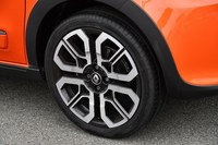 ホイールは17インチ。コンセプトカーの「TWIN'RUN(トゥインラン)」に装着されていたものと同じデザインが採用されている。