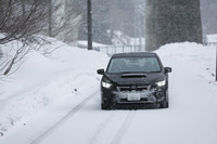 「3Dワッフルブレード」とネーミングされたワッフル状の凸凹がブロック間を支え合い、トレッド面がより路面に密着。グリップ力と路面とのコンタクト感を高めている。