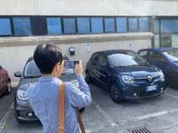借り出し前、エルネストさんの指示に従い、アプリを通じて車両の写真を4アングル撮影する。