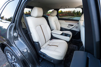 「CX-80」の2列目にはベンチシート(3人掛け)とセンターウォークスルーシート(2人掛け)もあるが、「エクスクルーシブモダン」は立派なセンターコンソールを備えた豪華なキャプテンシート(2人掛け)を装備。ヒーター/ベンチレーション機能も付いている。