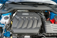 エンジンは最高出力200PS、最大トルク320N・mを発生する2リッター直4ターボ。大トルク対応型の6段デュアルクラッチ式ATと組み合わされる。