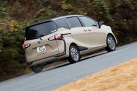 フロントバンパーの形状変更により、ボディーの全長が従来型比で+25mmの4260mmとなっている(全高と全幅は同じ)。