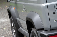 「ジムニーシエラ」の全幅は1645mmと、軽規格の「ジムニー」より170mm広いが、それはすべてワイドなフェンダーと前後トレッドの分。ボディー形状や車内の広さは、両車で同じなのだ。